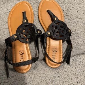 Rouge Helium Black and Tan Sandals